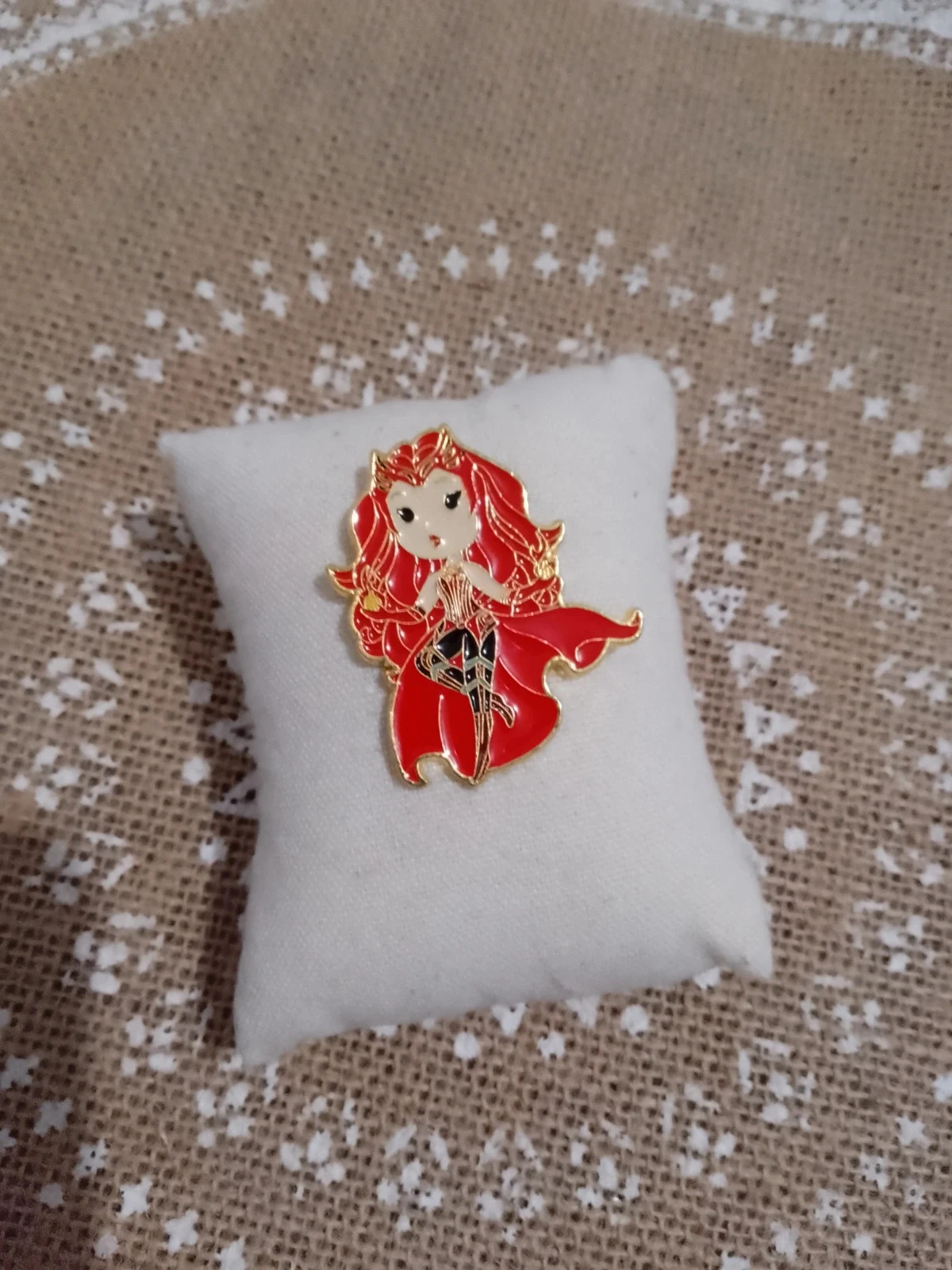 Broche pin's femme rouge